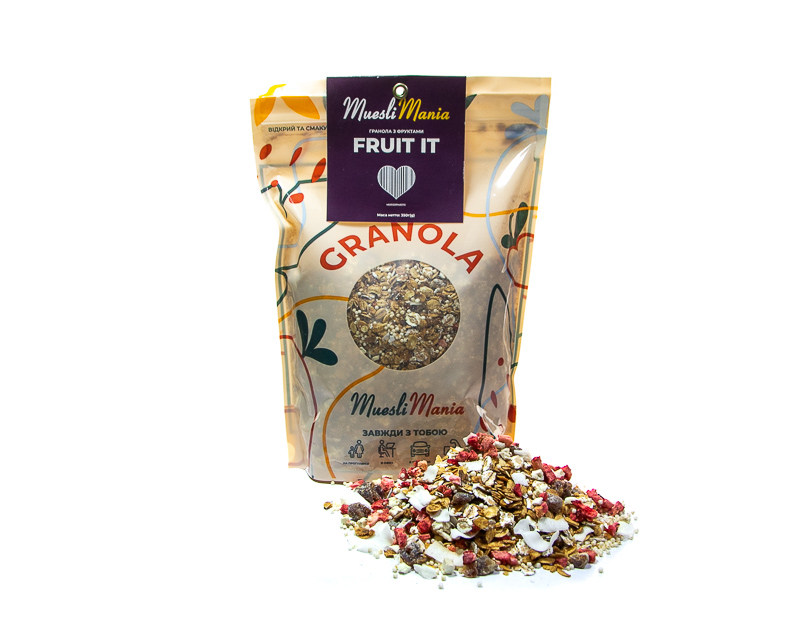 Granola with fruits 
